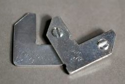 Kiinnityskulmat yhdelle taululle (yhteen tauluun tarvitsee 4kpl) - Pohjustuslevyt, ripustus, teipit, spray - 34430 - 1