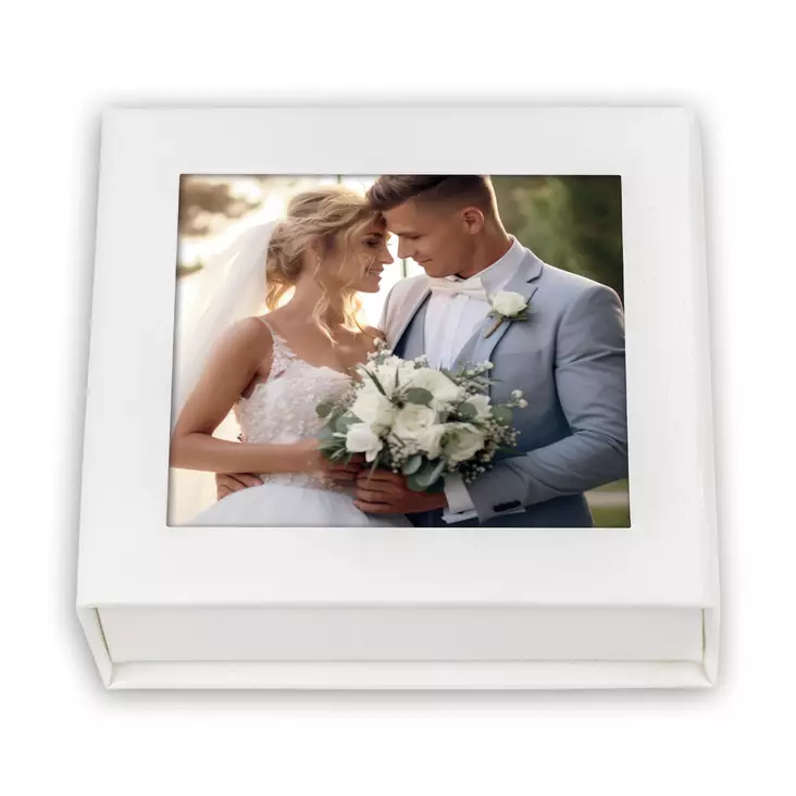 Alba USB-lahjarasia valkoinen 11x11cm, 9x9 aukko, kangaspäällyste - 2026 - Myymälään, pakkaustarv ja pahvilaatikot - 41462 - 1