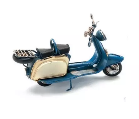 Skootteri koriste 16x7x11cm - sin./valk - Peltikyltit ja metallikoristeet kuville - 42524 - 1