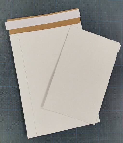 Valkoinen kartonkikuori B4 25x35 tarrakkiinnitys (100 kpl/ltk, kk5) - Työkuoret, suurennuskuoret, pakkaustarv - 38957 - 1